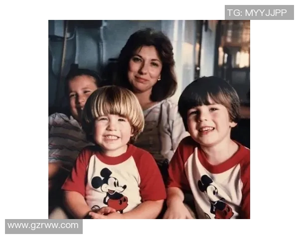 足球明星与母亲温馨合影展现亲情与支持的动人瞬间 足球明星与母亲温馨合影展现亲情与支持的动人瞬间