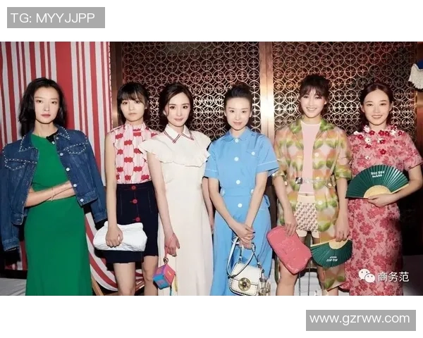 刘雯与足球明星亲密合影展现时尚与运动的完美结合