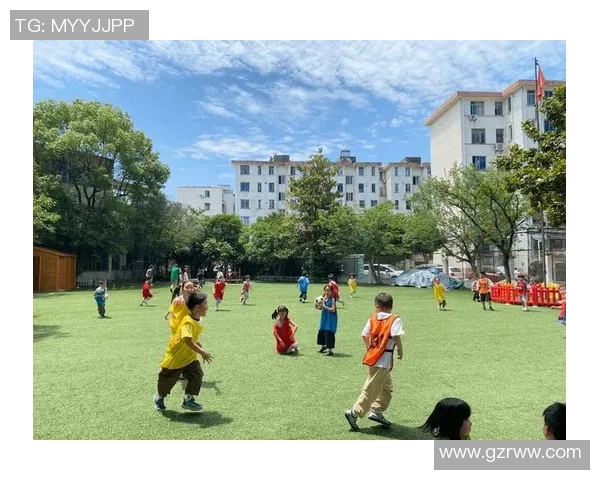 足球明星走进幼儿园与孩子们共度快乐时光传递运动精神与梦想